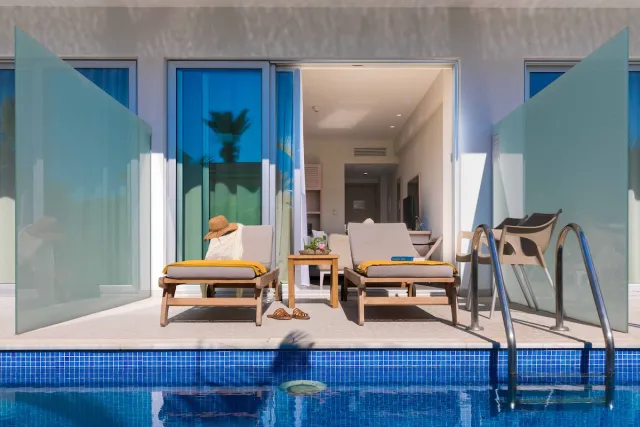 Tweepersoonskamer met tweepersoonsbed of aparte bedden, directe toegang tot het zwembad en uitzicht op het land — Tasia Maris Beach Hotel