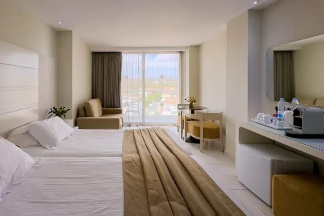 Premium tweepersoonskamer met tweepersoonsbed of aparte bedden en uitzicht op het land — Tasia Maris Beach Hotel