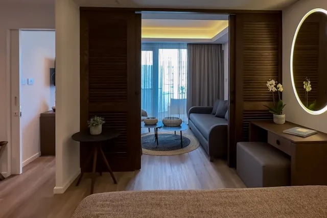 Suite met zijdelings zeezicht en uitzicht op het zwembad — Tasia Maris Beach Hotel