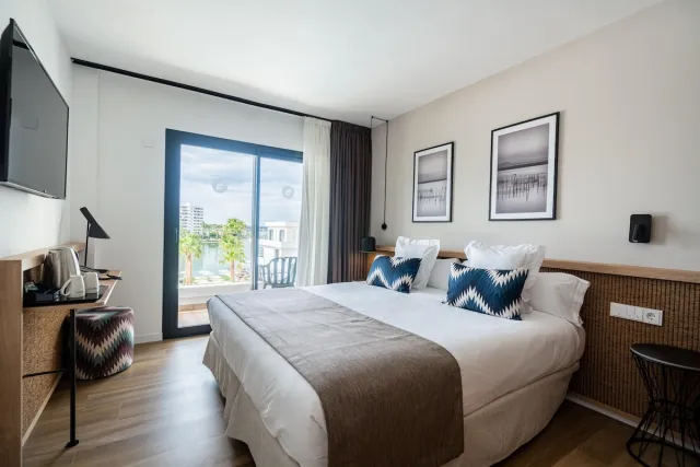 Tweepersoonskamer met balkon en uitzicht op het zwembad — THB Bamboo Alcudia