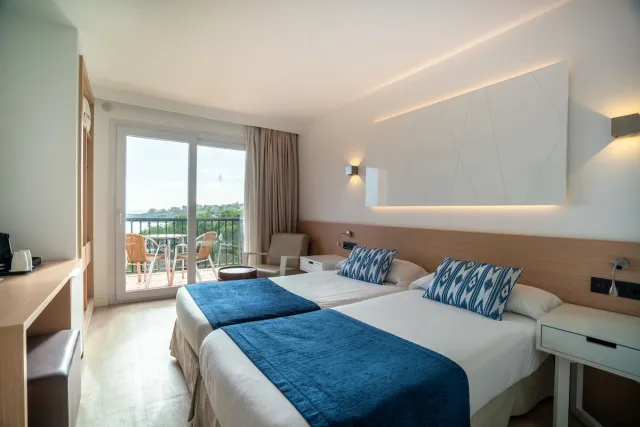 Tweepersoonskamer met aparte bedden, balkon en zeezicht — THB Felip
