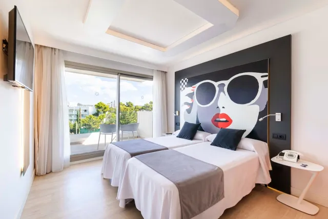 Superior dobbeltværelse med balkon og udsigt til poolen (2 voksne) — THB Naeco Ibiza
