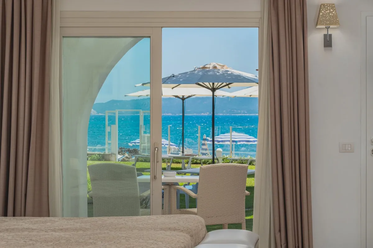The Pelican Beach Resort & SPA – Außenansicht, Erwachsenenhotel in Sardinien