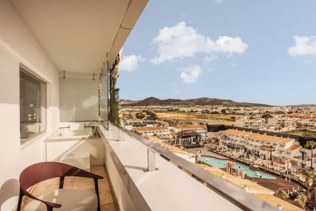 Suite Anything Can Happen - uitzicht op het podium - toegang tot Ushuaia Club inbegrepen — The Unexpected Ibiza Hotel