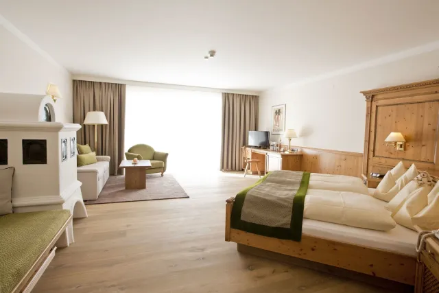 Suite estudio Deluxe con balcón y vistas a la montaña — Traumhotel Alpina