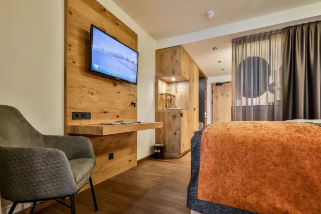 Habitación doble Deluxe con balcón y vistas a la montaña — Traumhotel Alpina