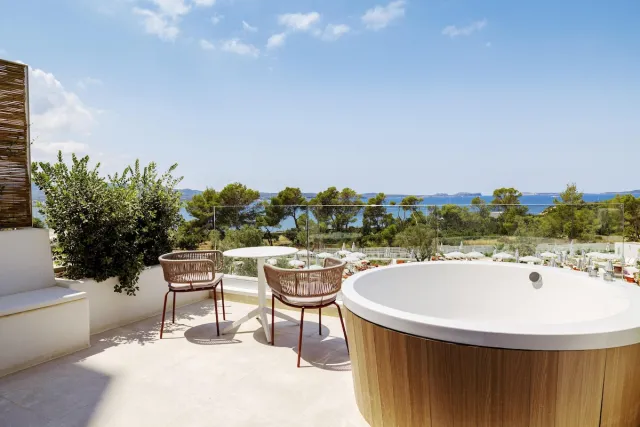 Apartament Junior z tarasem (Signature Level, jacuzzi) - dostęp do klubu w cenie — TRS Ibiza Hotel