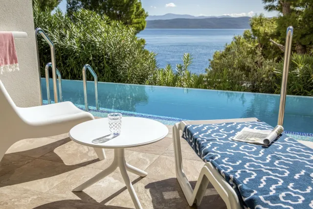 Pokój Standard z widokiem na morze i bezpośrednim dostępem do basenu — TUI BLUE Makarska