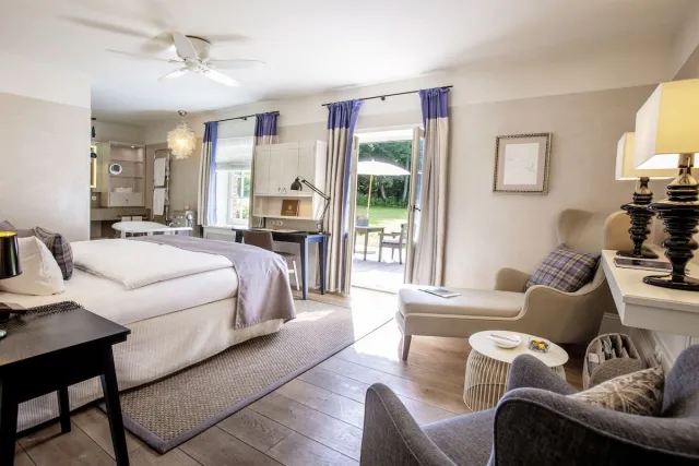 Kamer met terras en uitzicht op het park — Weissenhaus Private Nature Luxury Resort