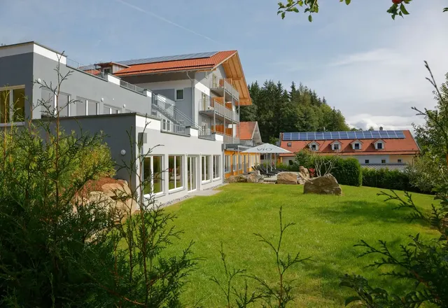 Wellnesshotel deine Auszeit – Außenansicht, Erwachsenenhotel in Bayern