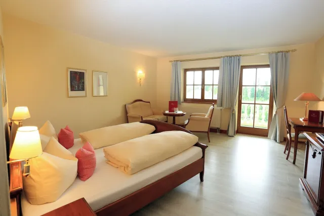 Tweepersoonskamer met balkon — Wellnesshotel Parkschlössl zu Thyrnau