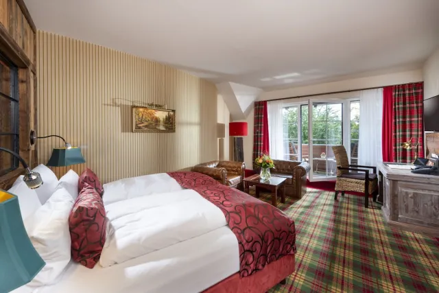 Deluxe tweepersoonskamer met 1 kingsize bed en uitzicht op het meer in het tuingedeelte — Wellnesshotel Seeschlößchen — Privat-Spa & Naturresort