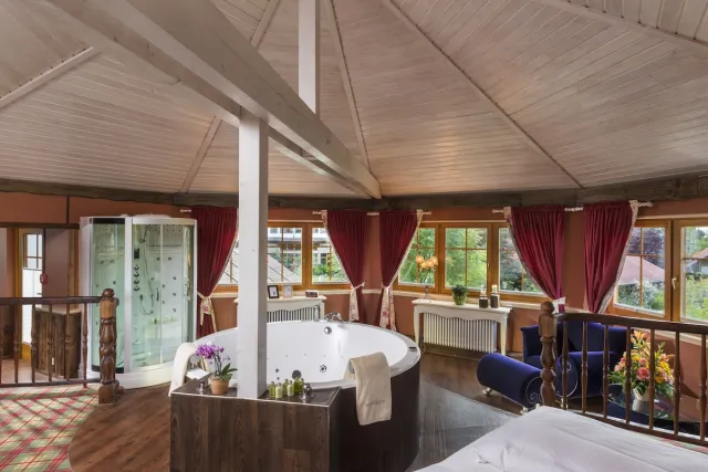 Superior suite met 1 kingsize bed en uitzicht op het meer — Wellnesshotel Seeschlößchen — Privat-Spa & Naturresort