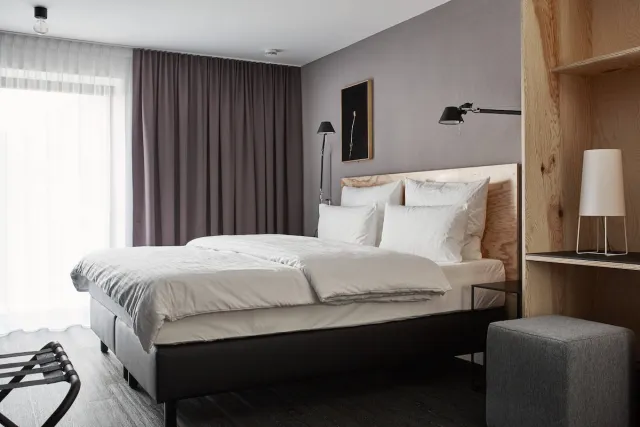 Classic tweepersoonskamer met 1 kingsize bed, balkon en uitzicht op de bergen — Winterfeld Guest House