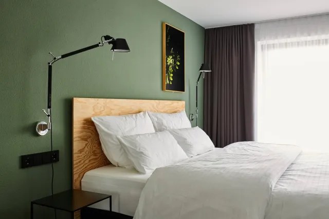 Deluxe tweepersoonskamer met 1 kingsize bed, balkon en uitzicht op de bergen — Winterfeld Guest House