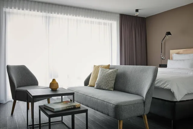 Junior suite met 1 kingsize bed, balkon en uitzicht op de bergen — Winterfeld Guest House