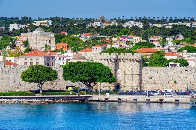 Rodos'ta Yetişkinlere Özel Otel: Eski Şehir, Koylar ve İki Kişilik Havuz Keyfi